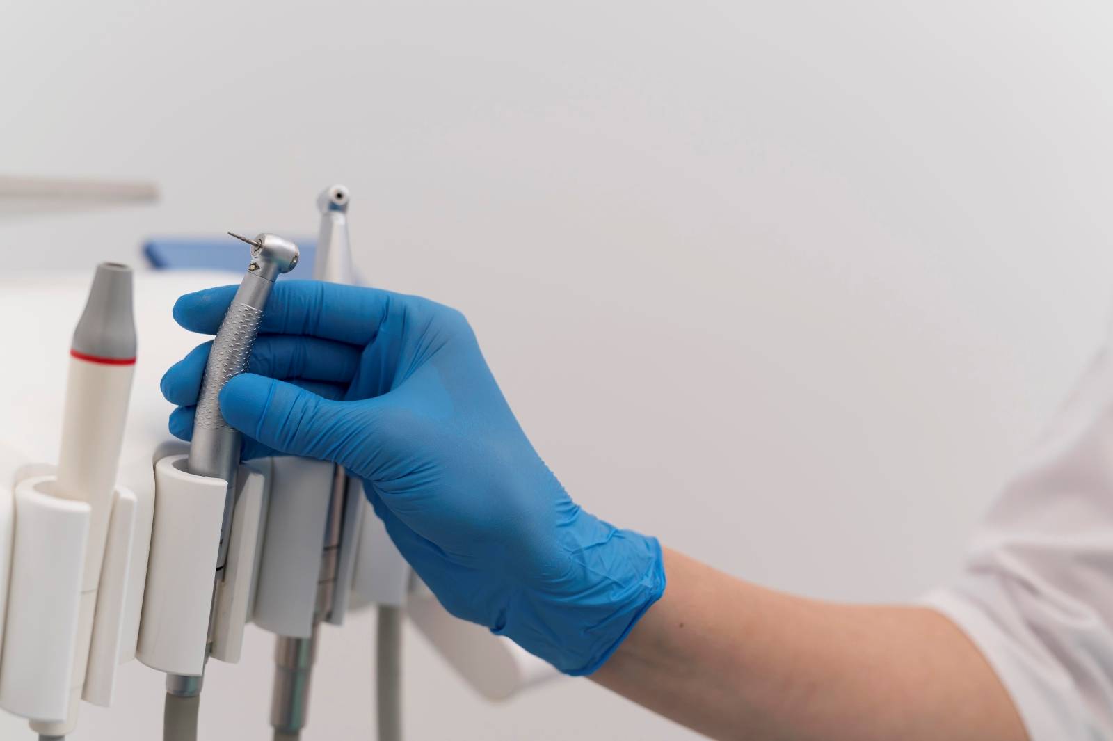 Dentiste implantologie dentaire pour dents cassées proche de près de Lyon 69 Rhône