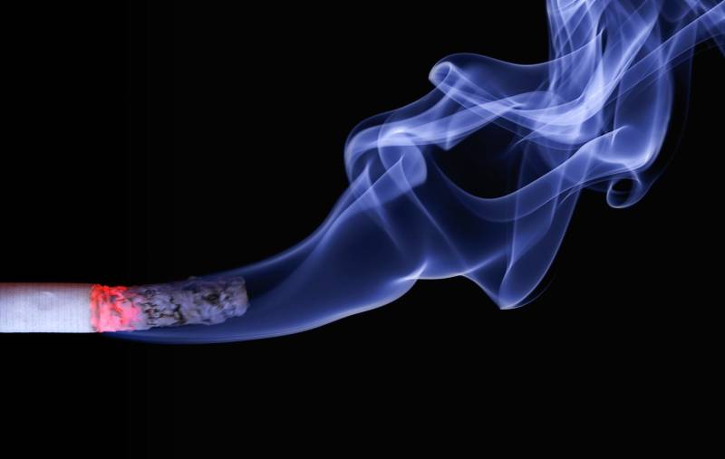 L'un des principaux facteurs susceptibles de provoquer des problèmes avec vos implants dentaires est le tabagisme.
